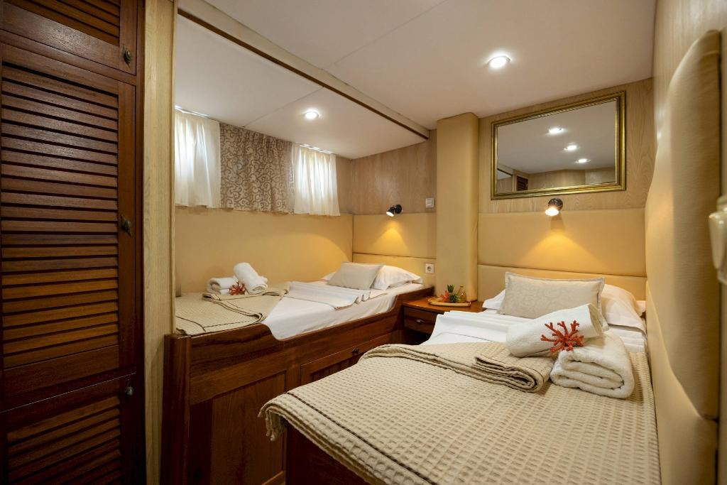 Private en-suite cabin aboard Aborda