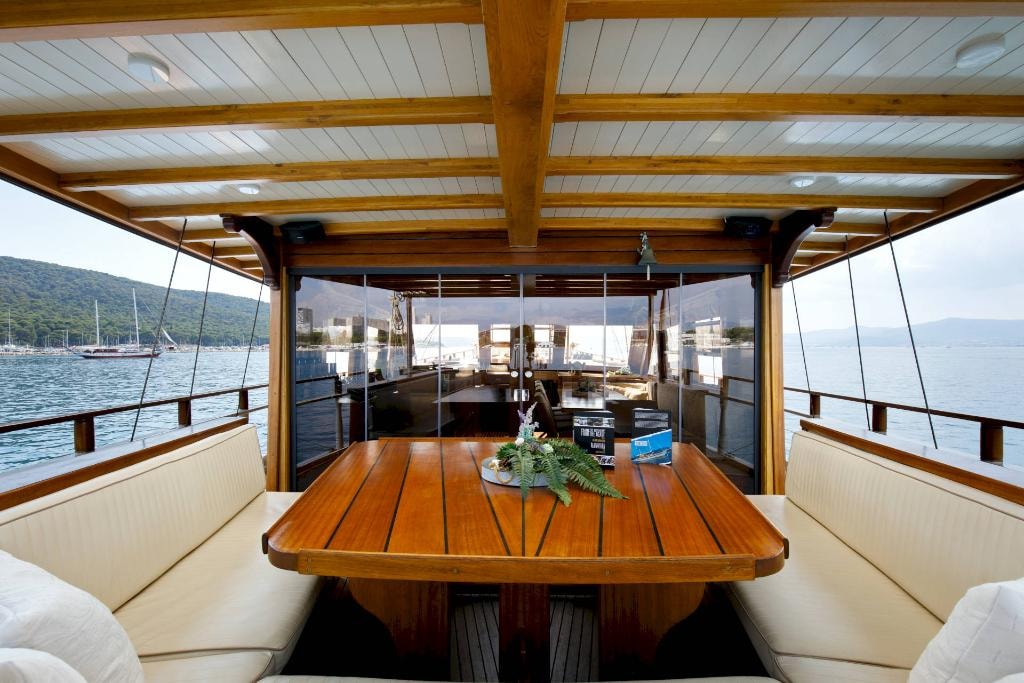 Alfresco dining on deck